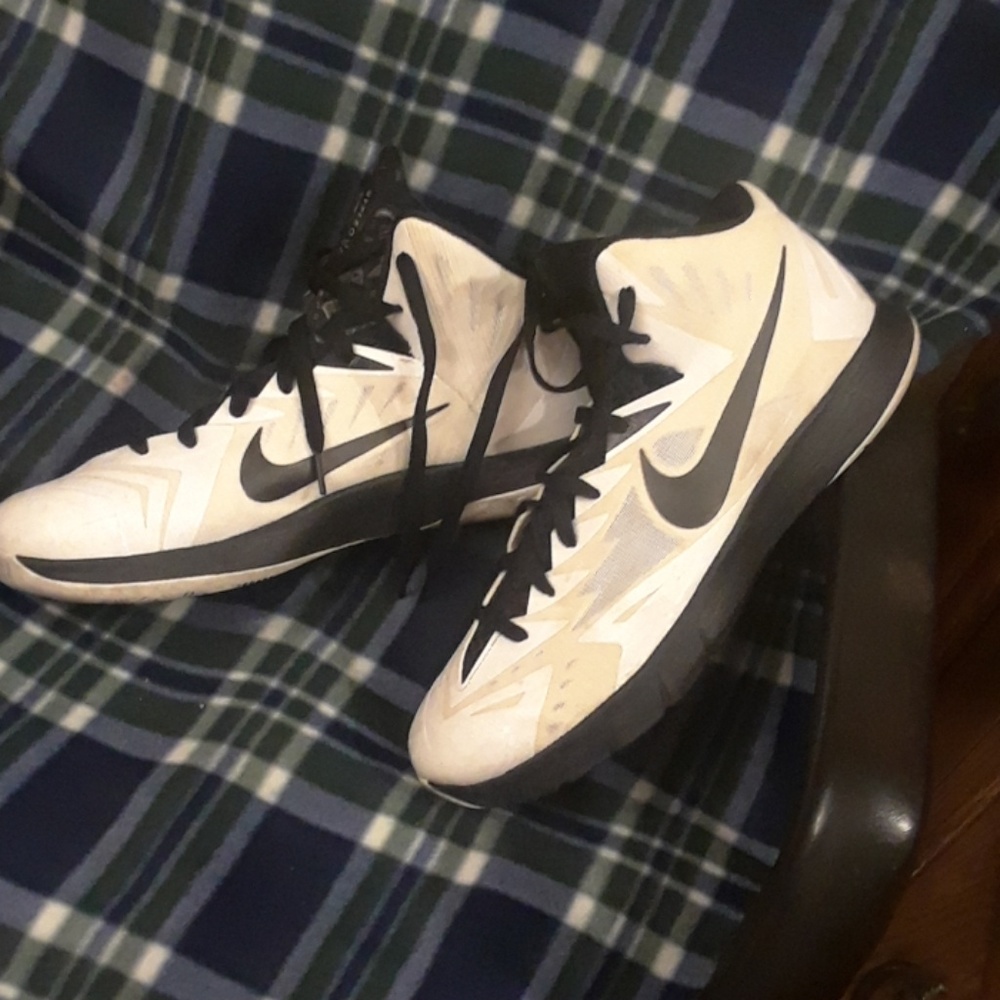 athletic shoe